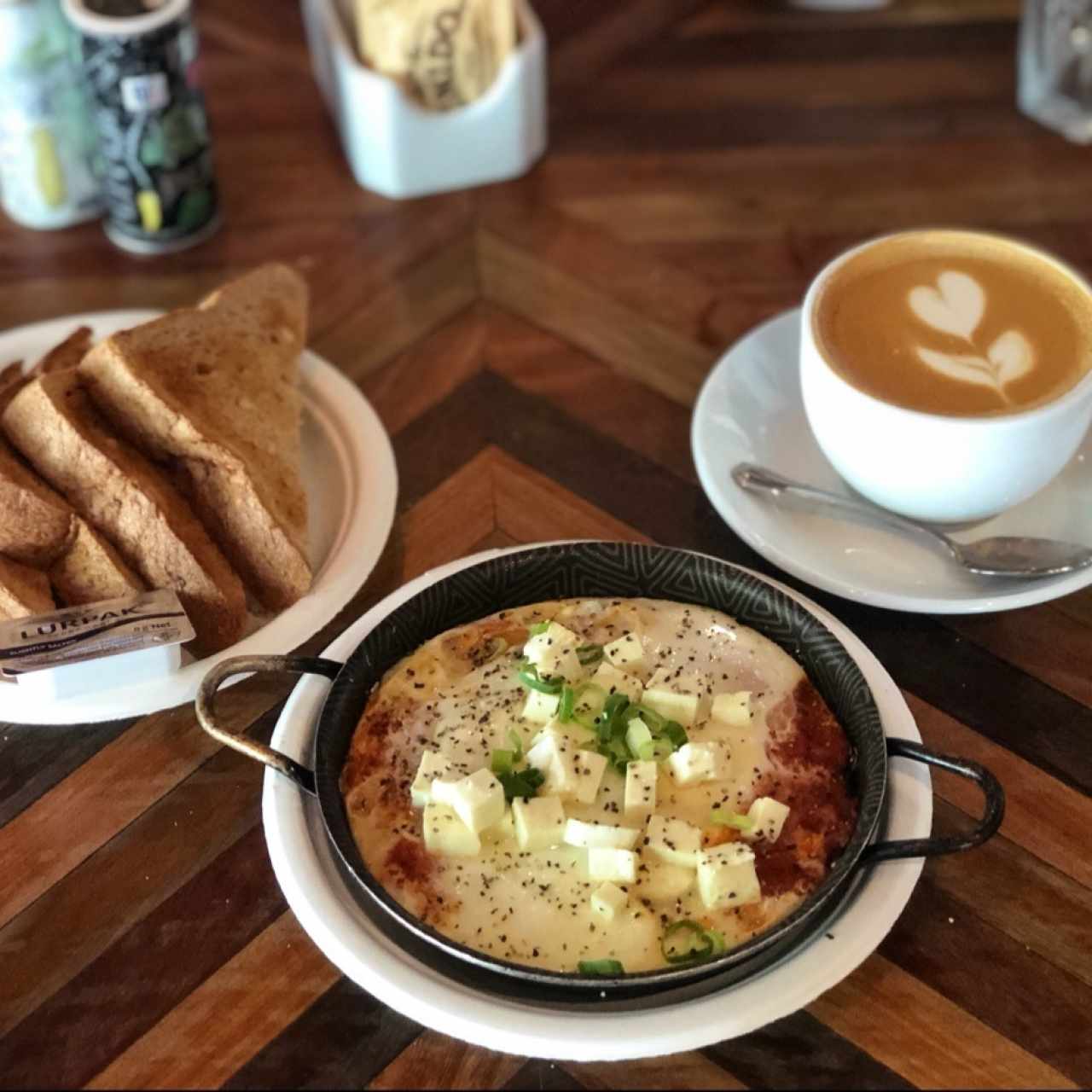 Huevos al Sarten/ Capuccino.