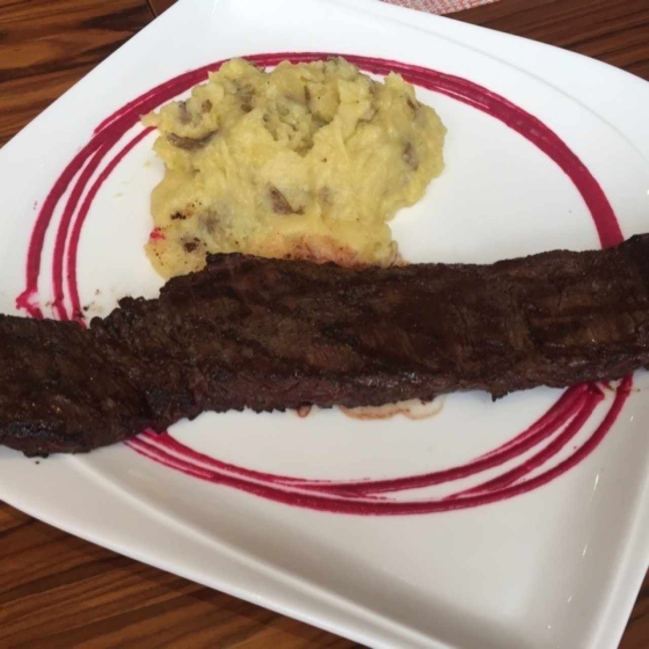 Entraña a la parrilla con cous cous de vegetales y tomatitos confitados con hinojo y aceite de oliva