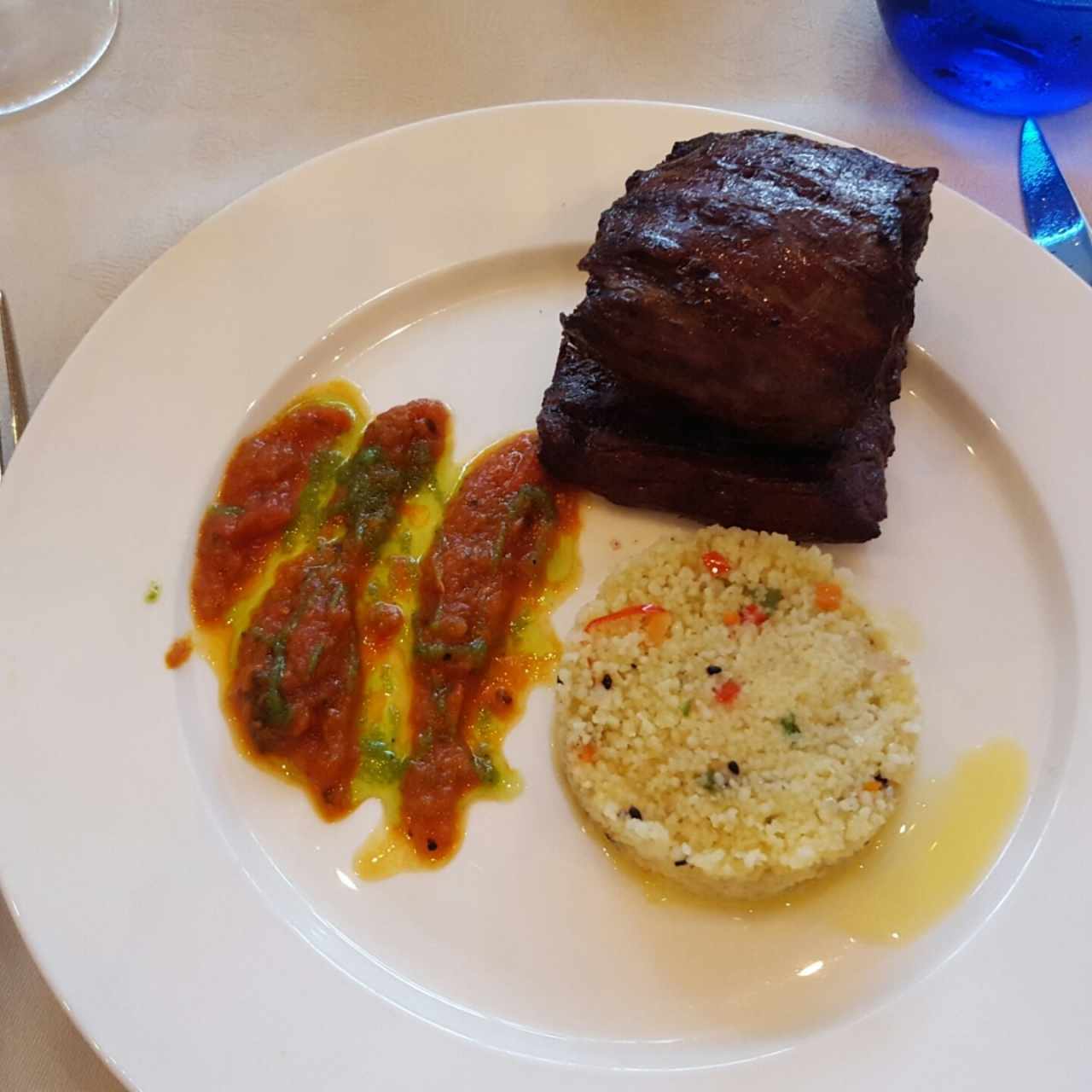 Entraña a la parrilla con cous cous de vegetales y tomatitos confitados con hinojo y aceite de oliva