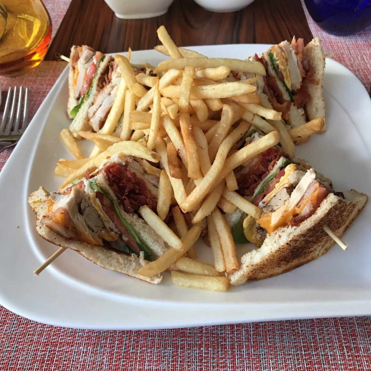 Club sándwich con pavo ahumado, papas fritas o ensalada / Club sandwich with smoked turkey, served with French fries or salad