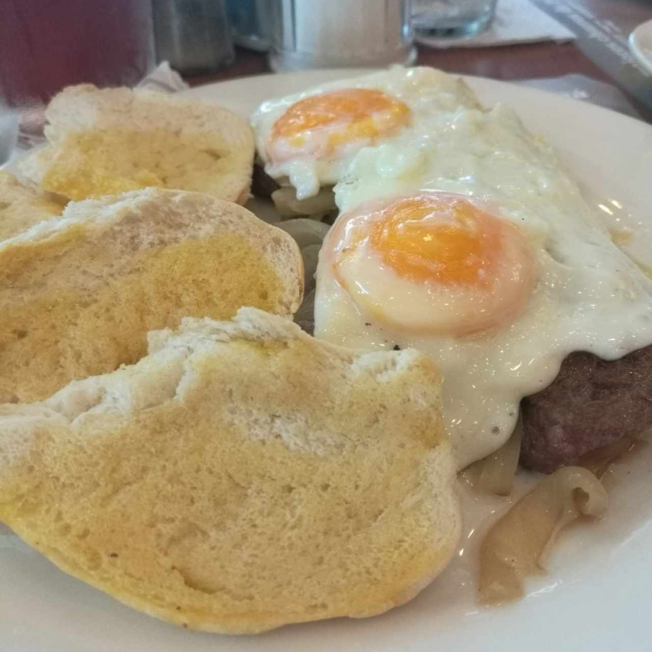 Bistec Encebollado a Caballo