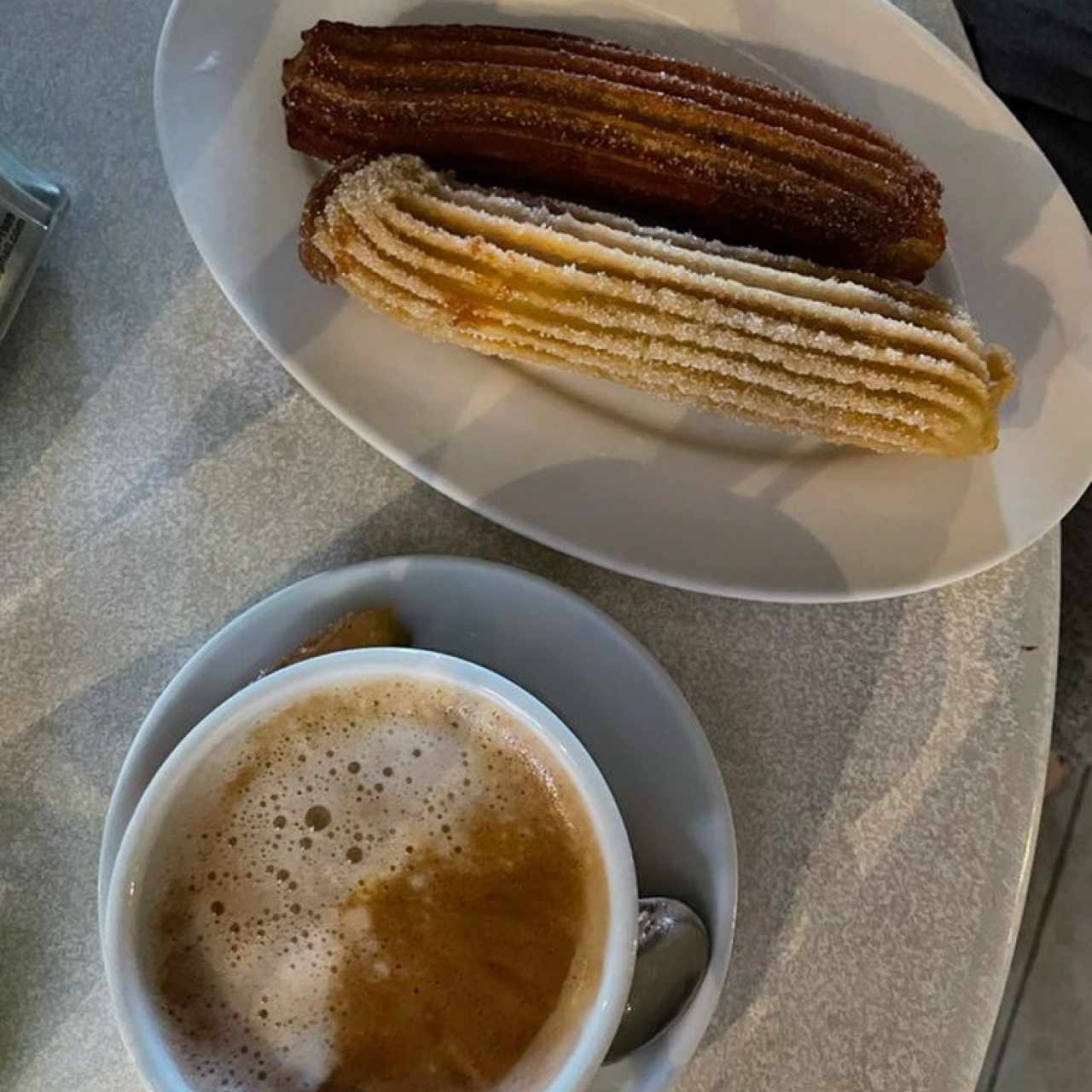 Capuccino y Churros relleno de crema pastelera y manjar