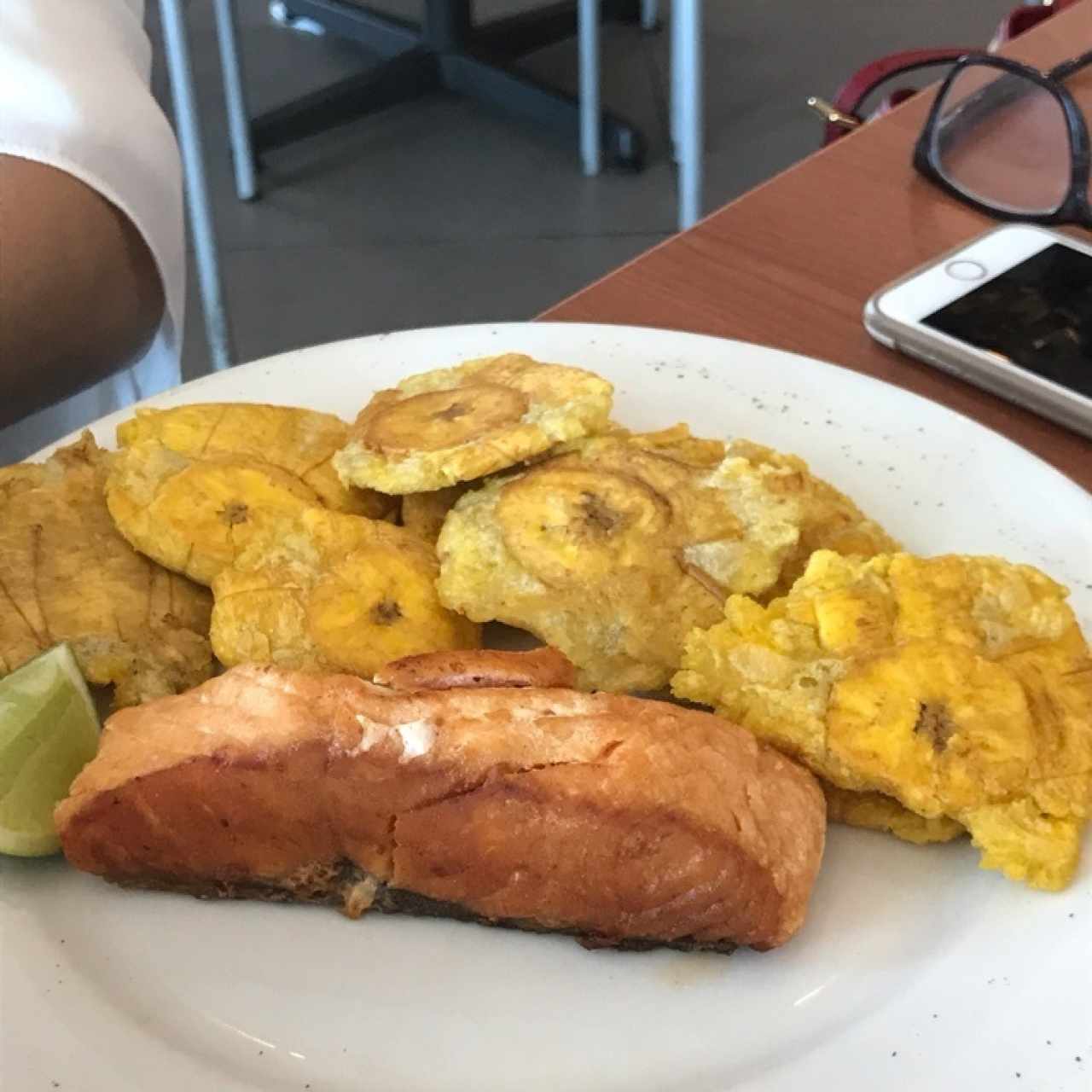 salmon con patacones 