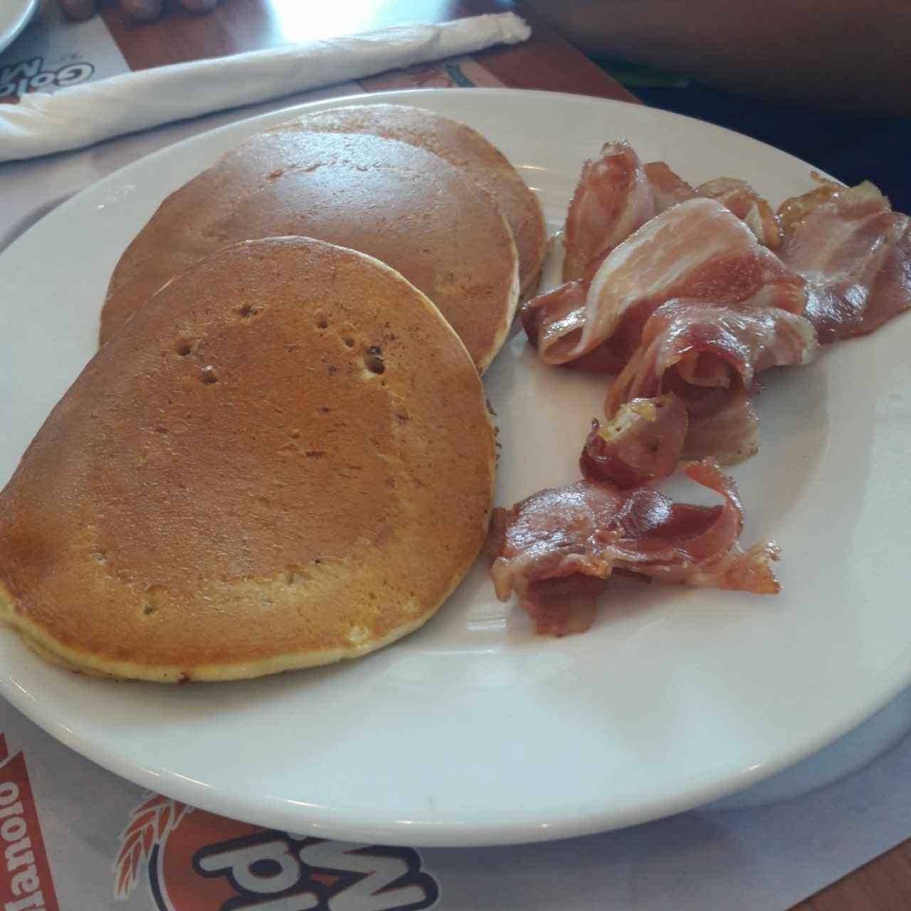 Pancakes con bacon.   