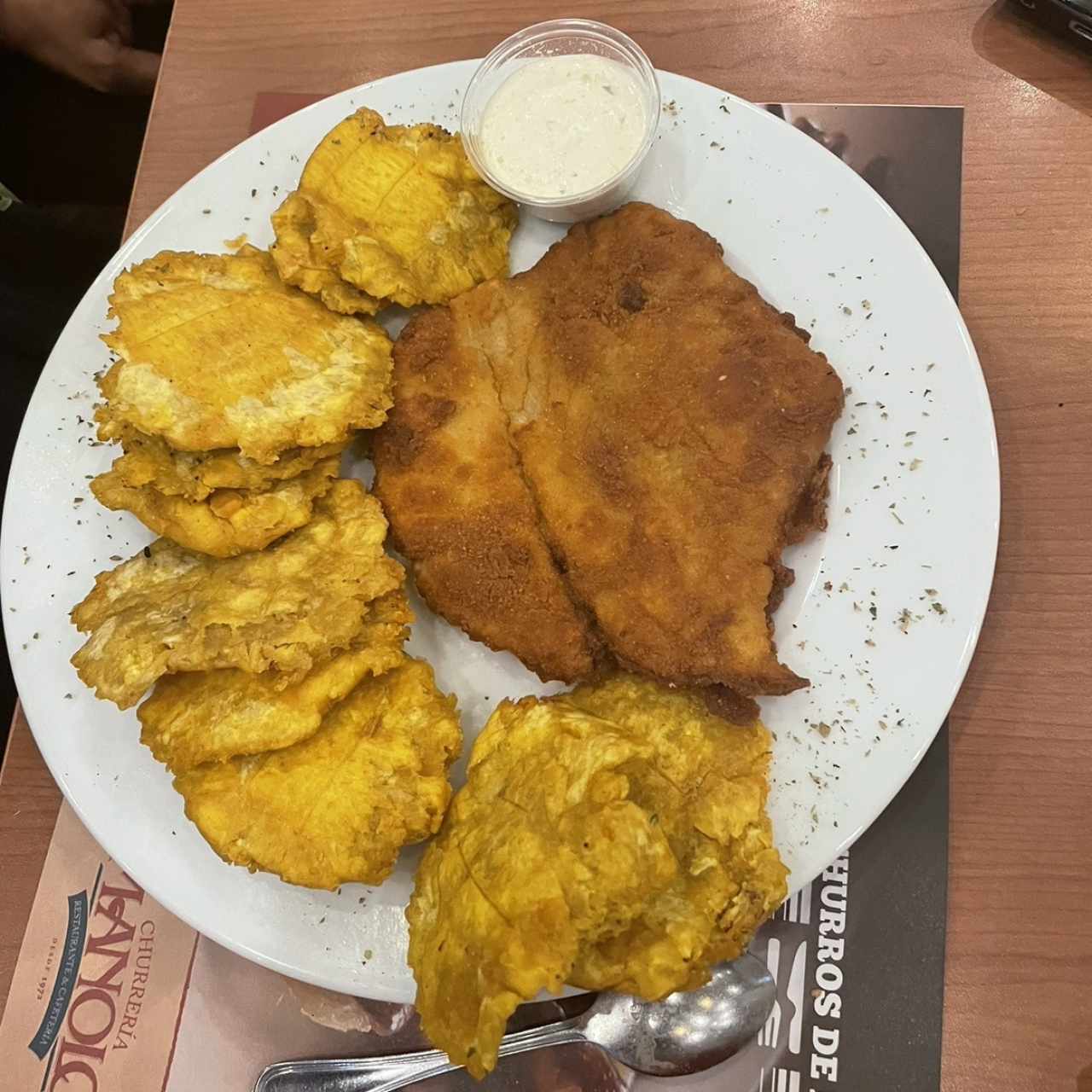 Filete de pescado apanado con patacones