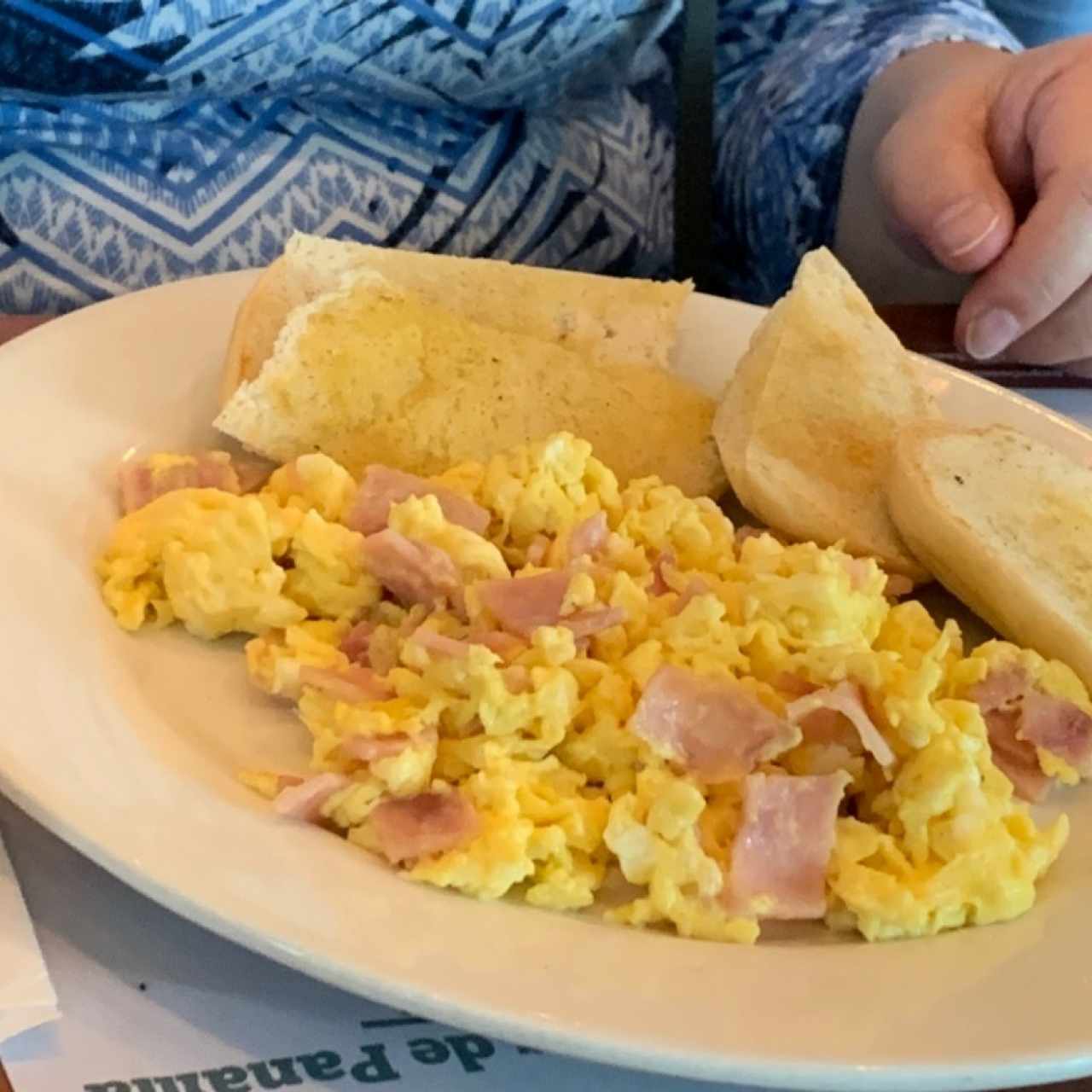 Huevos Revueltos con Jamón y Pan de la Casa