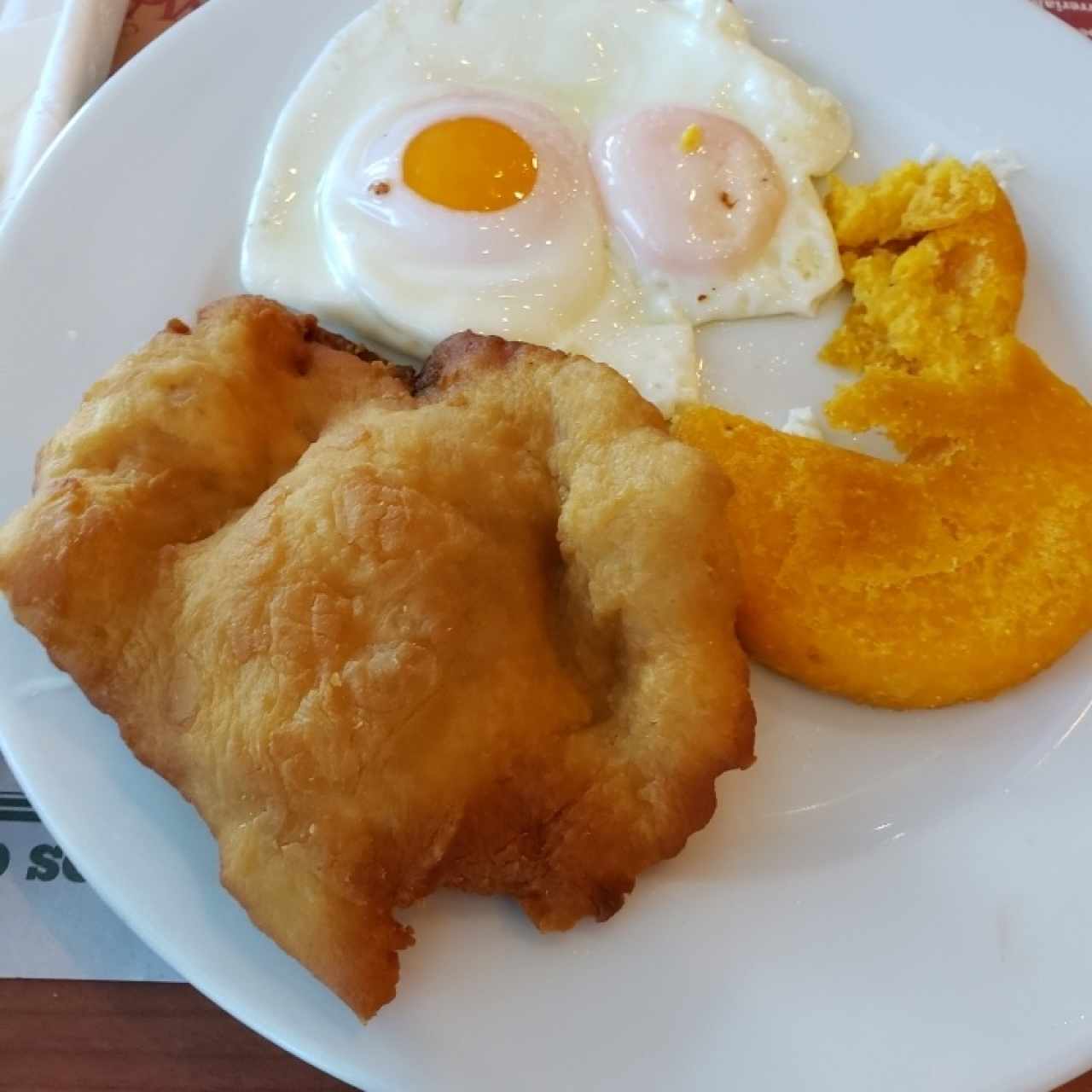 Huevos con hojaldre y tortilla