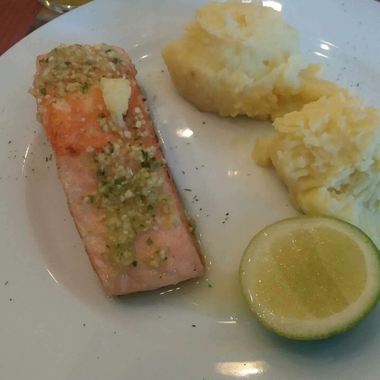 Salmón a la ajillo