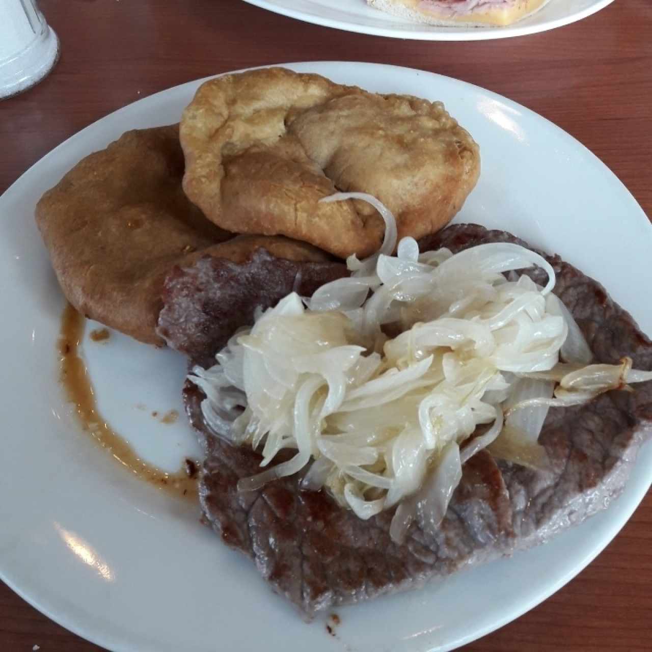 bistec en cebollado y holjadres 