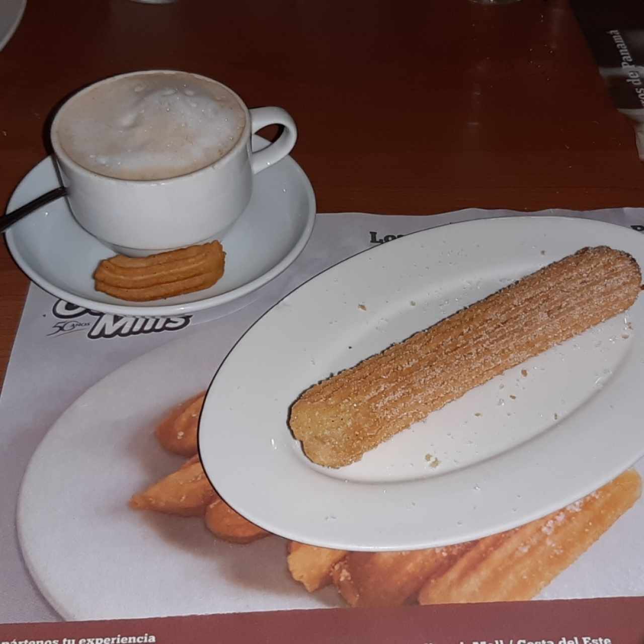 Cafe y churro relleno de manjar