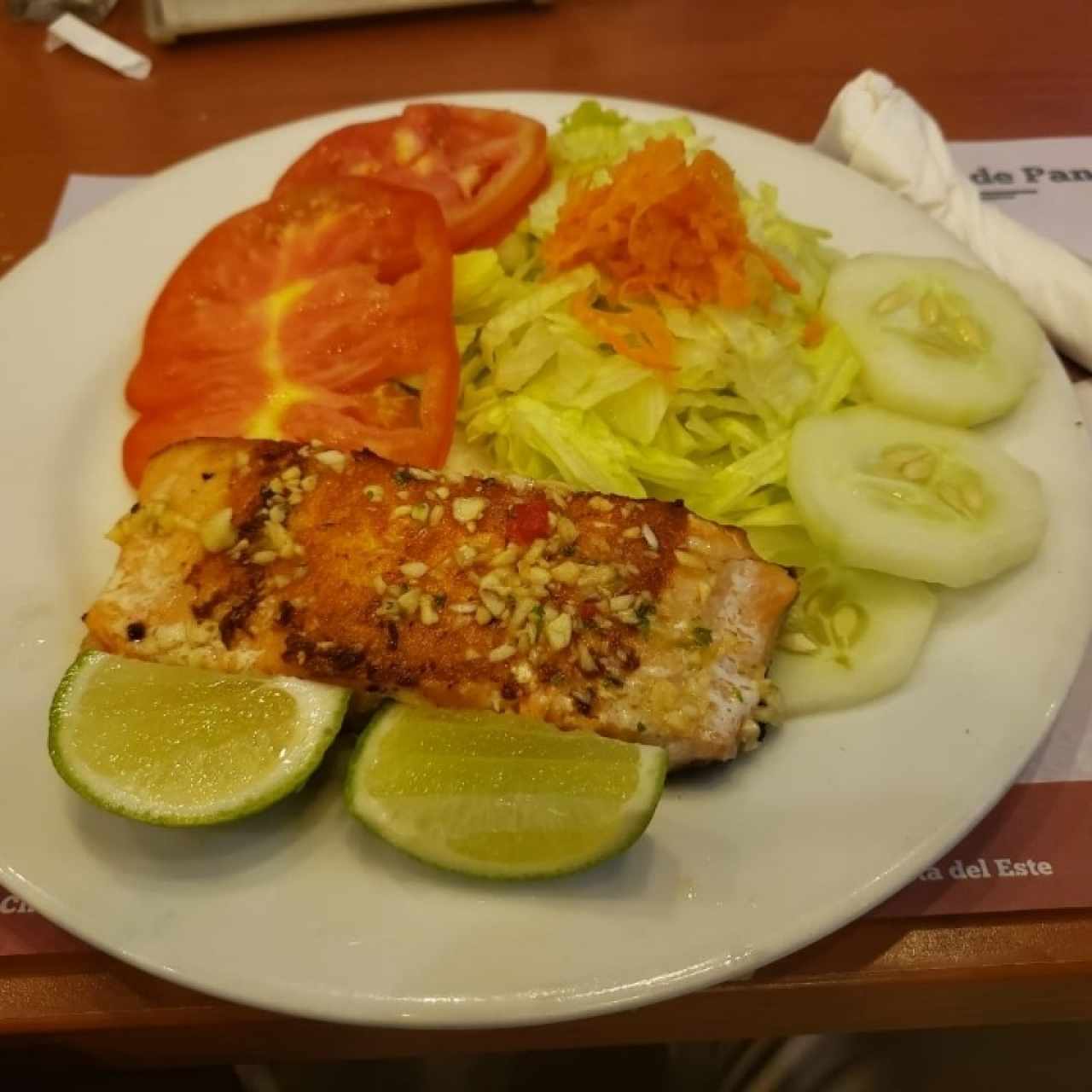 salmón al ajillo con ensalada