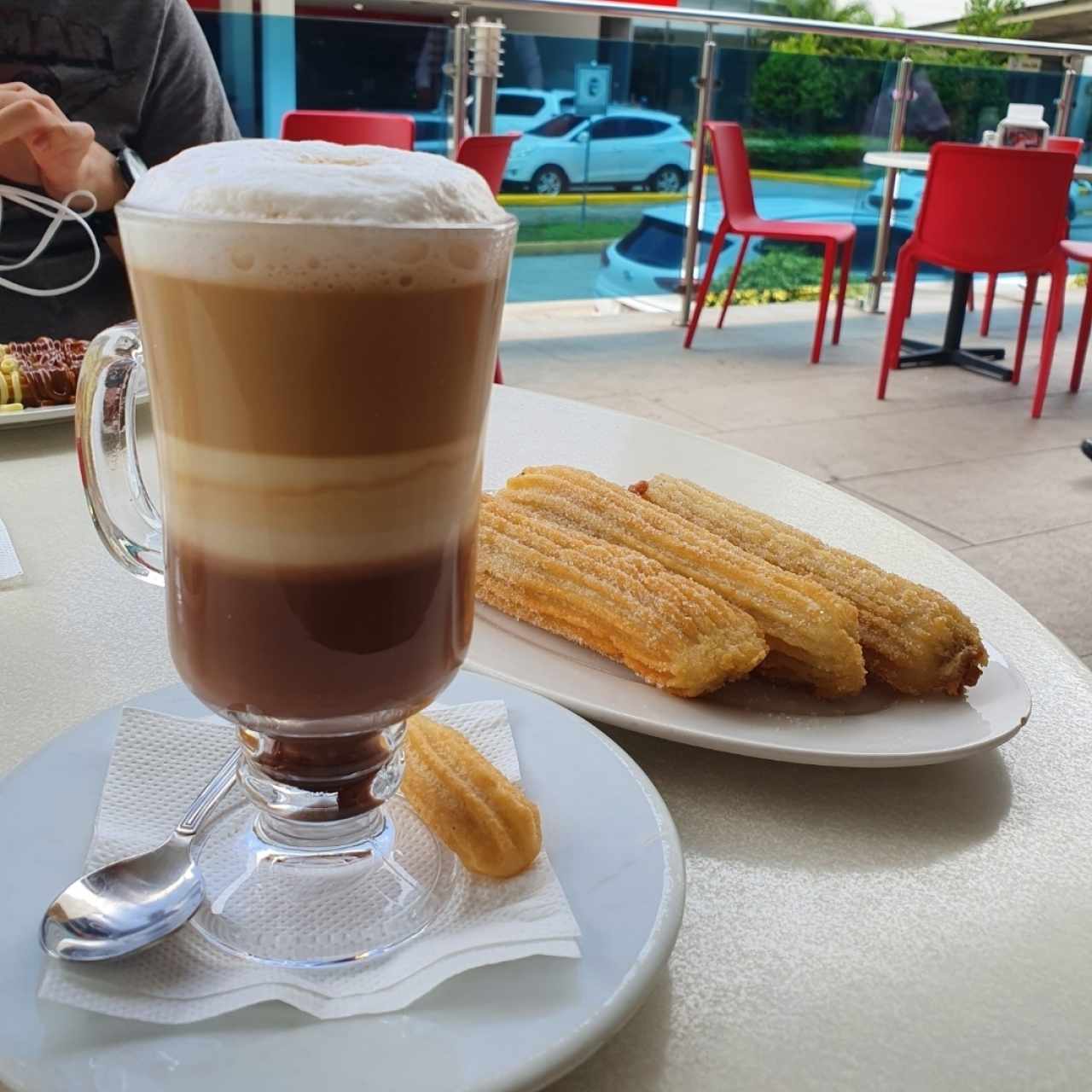 moccacino y churros rellenos de dulce de leche