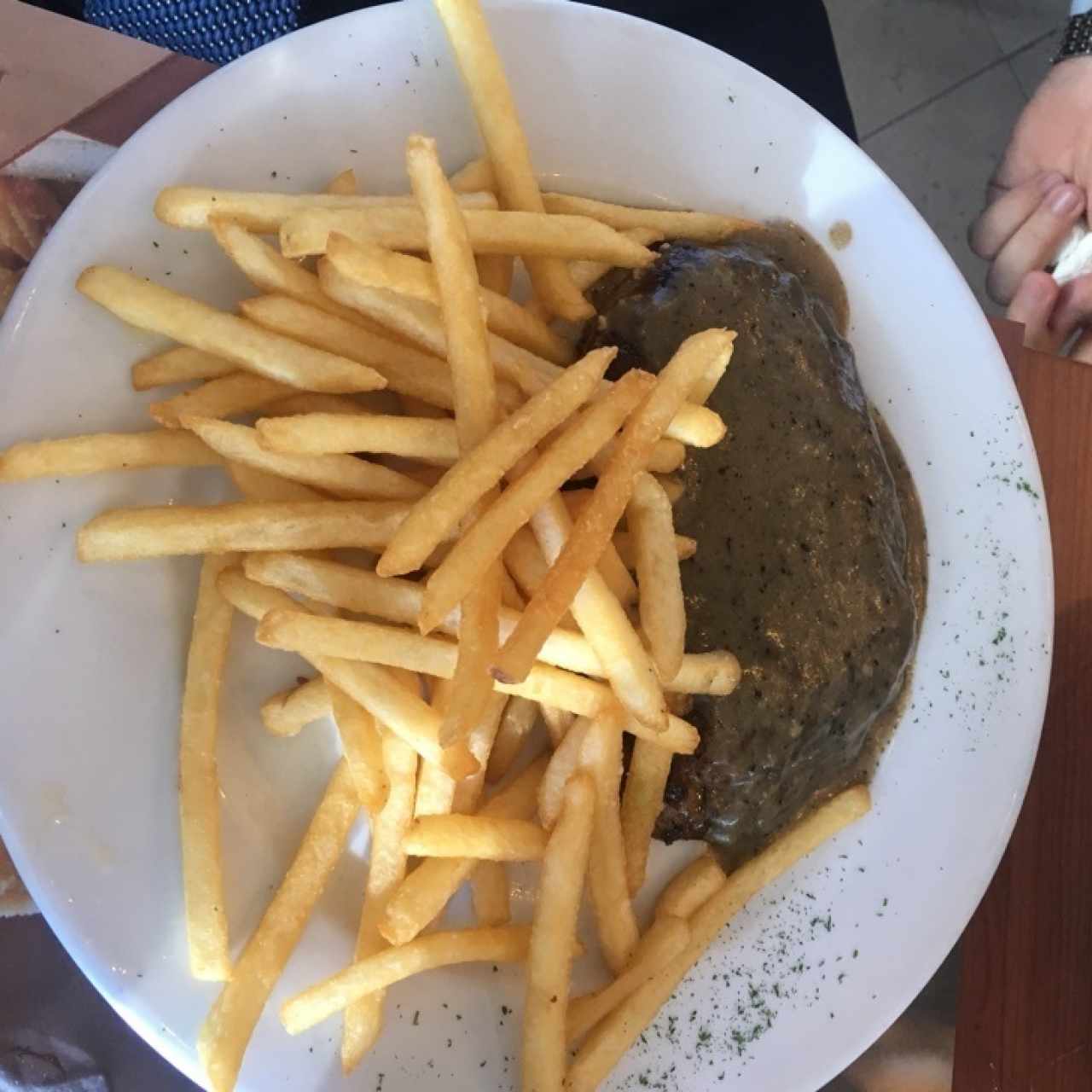 Filete a la Pimienta con Papas Fritas