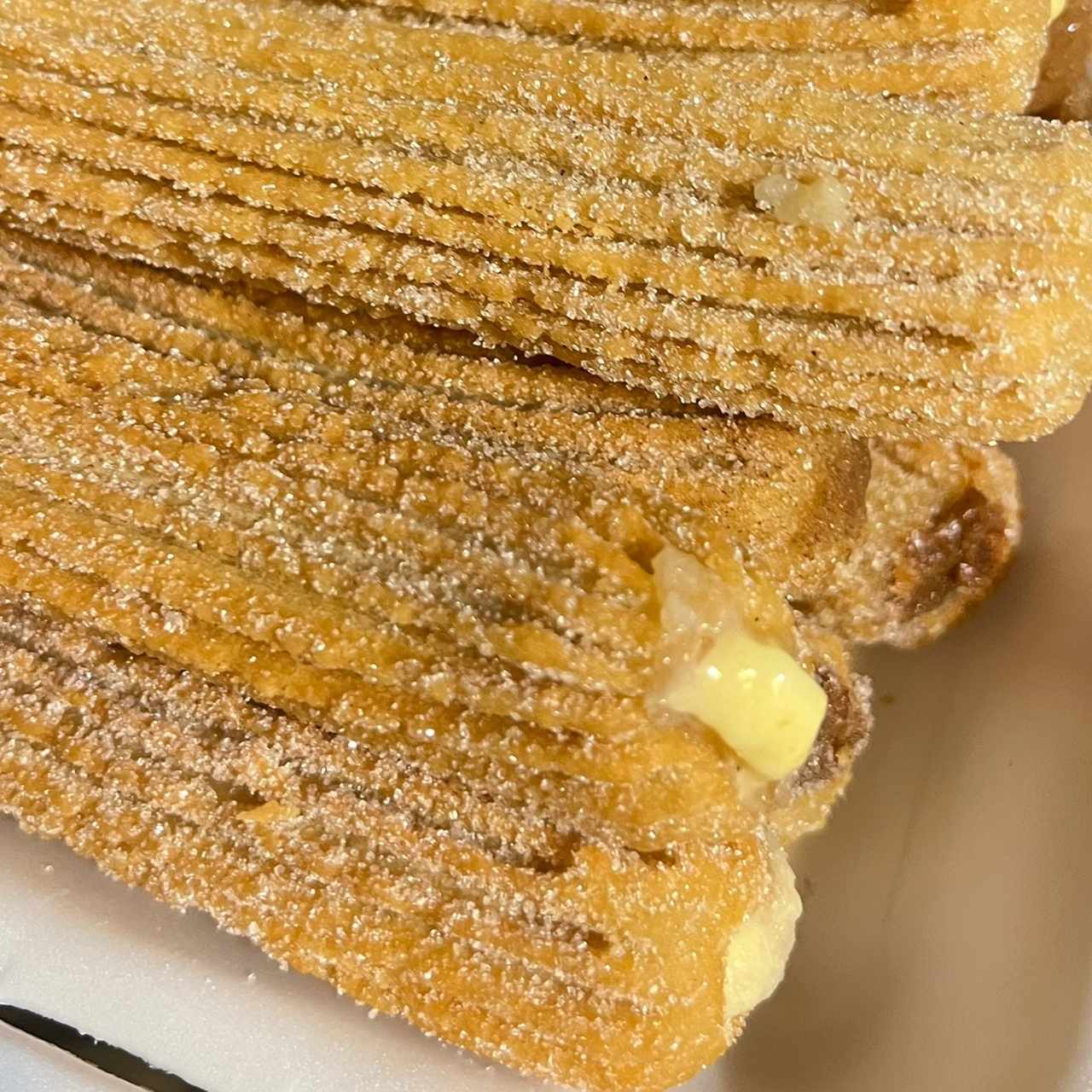 Churros rellenos de vainilla, dulce de leche y manzana 