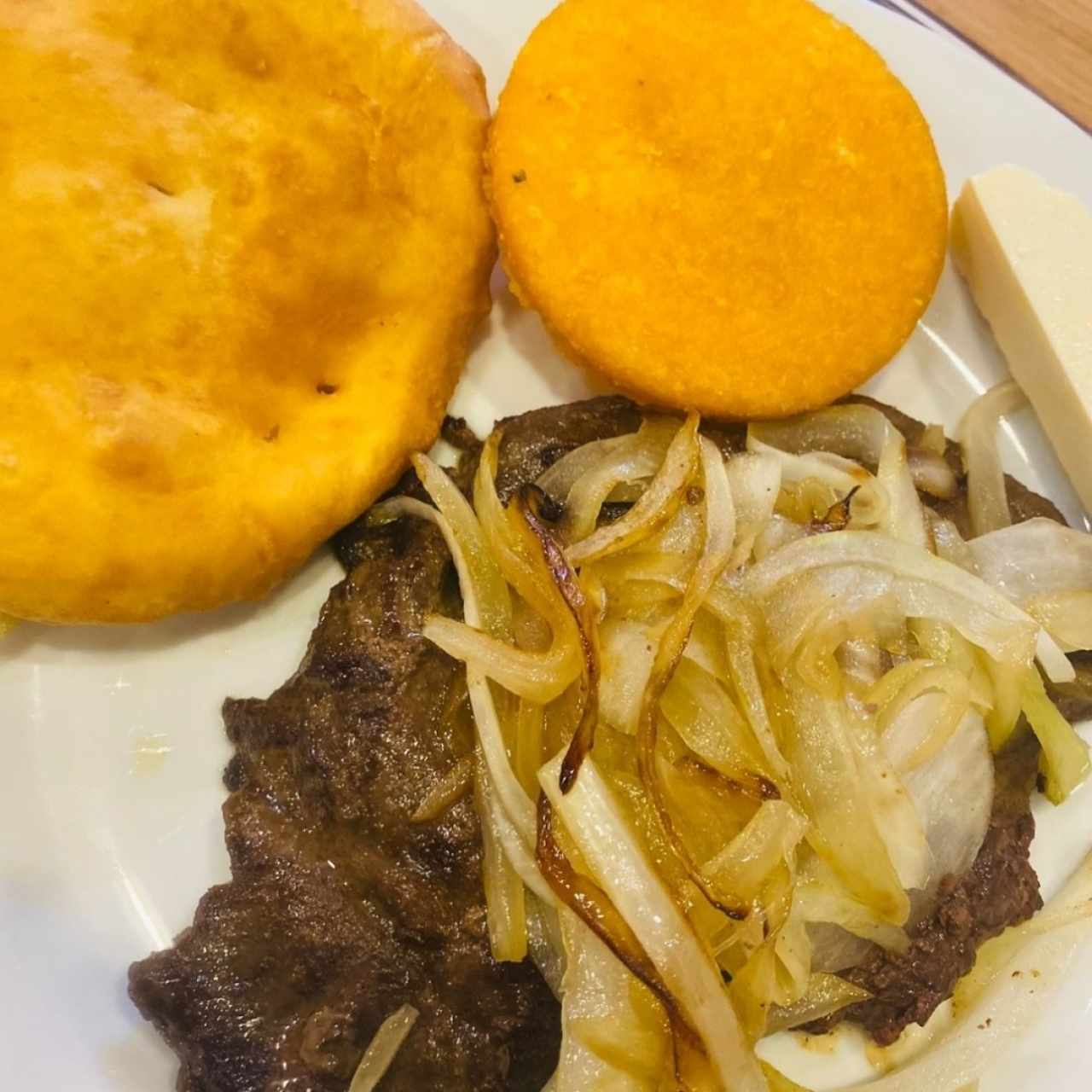 Desayunos - Bistec Encebollado