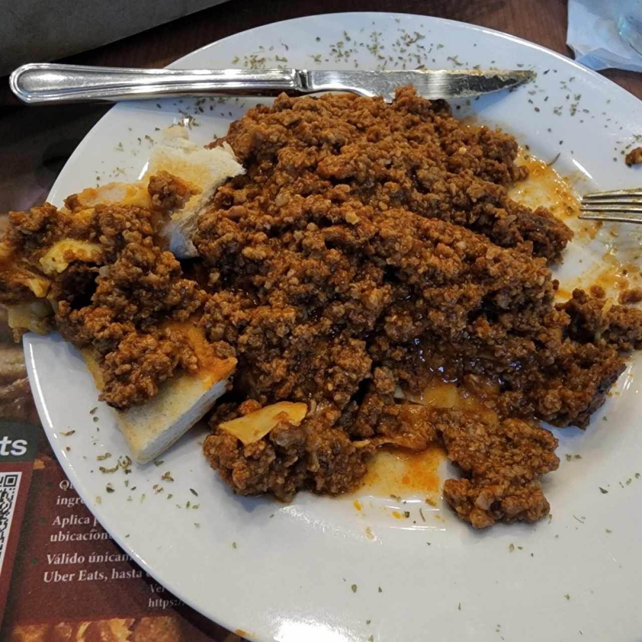 lasagna de carne. viene acompañada de sopa, pan y bebida 