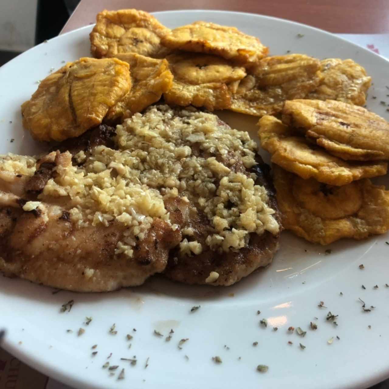 pescado al ajillo con patacones