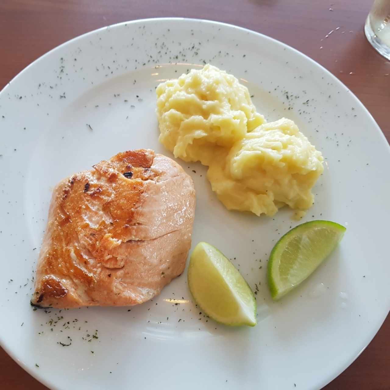 salmón con puré (menu ejecutivo)