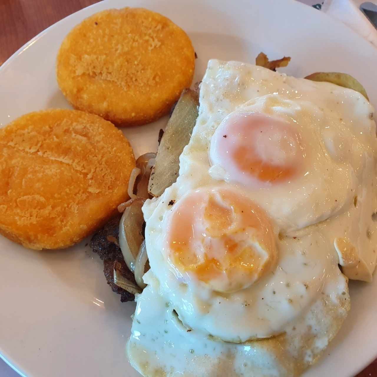 Hígado encebollado a caballo