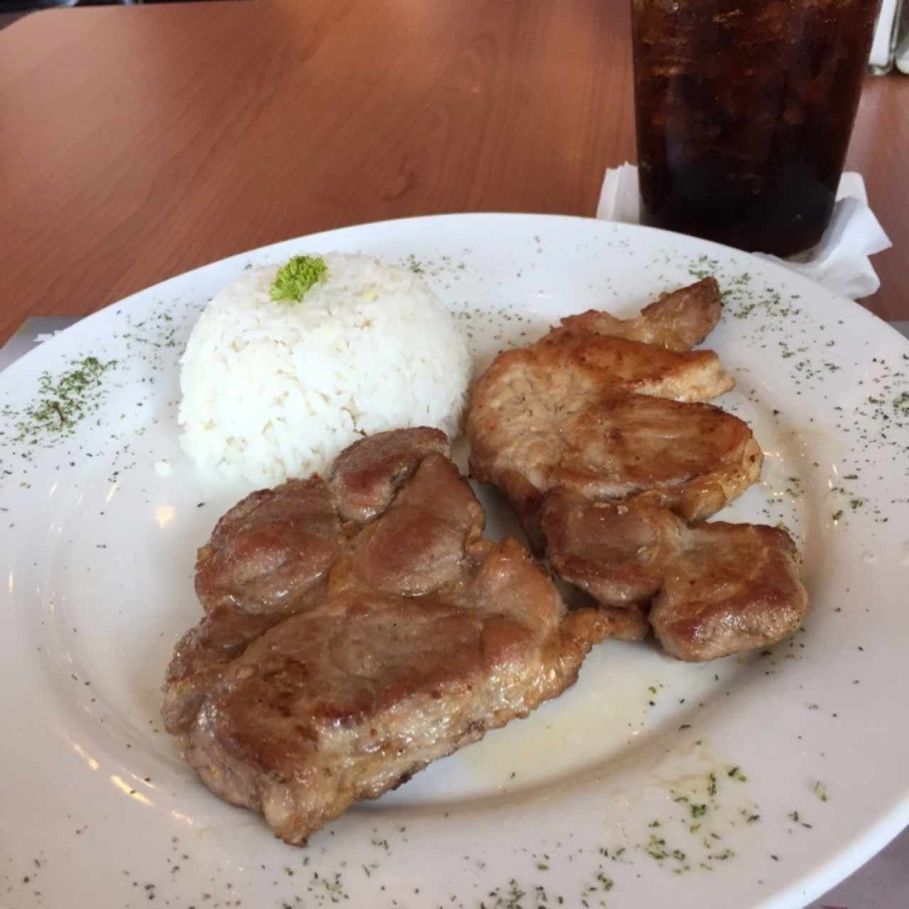 chuletas a la plancha con arroz. 