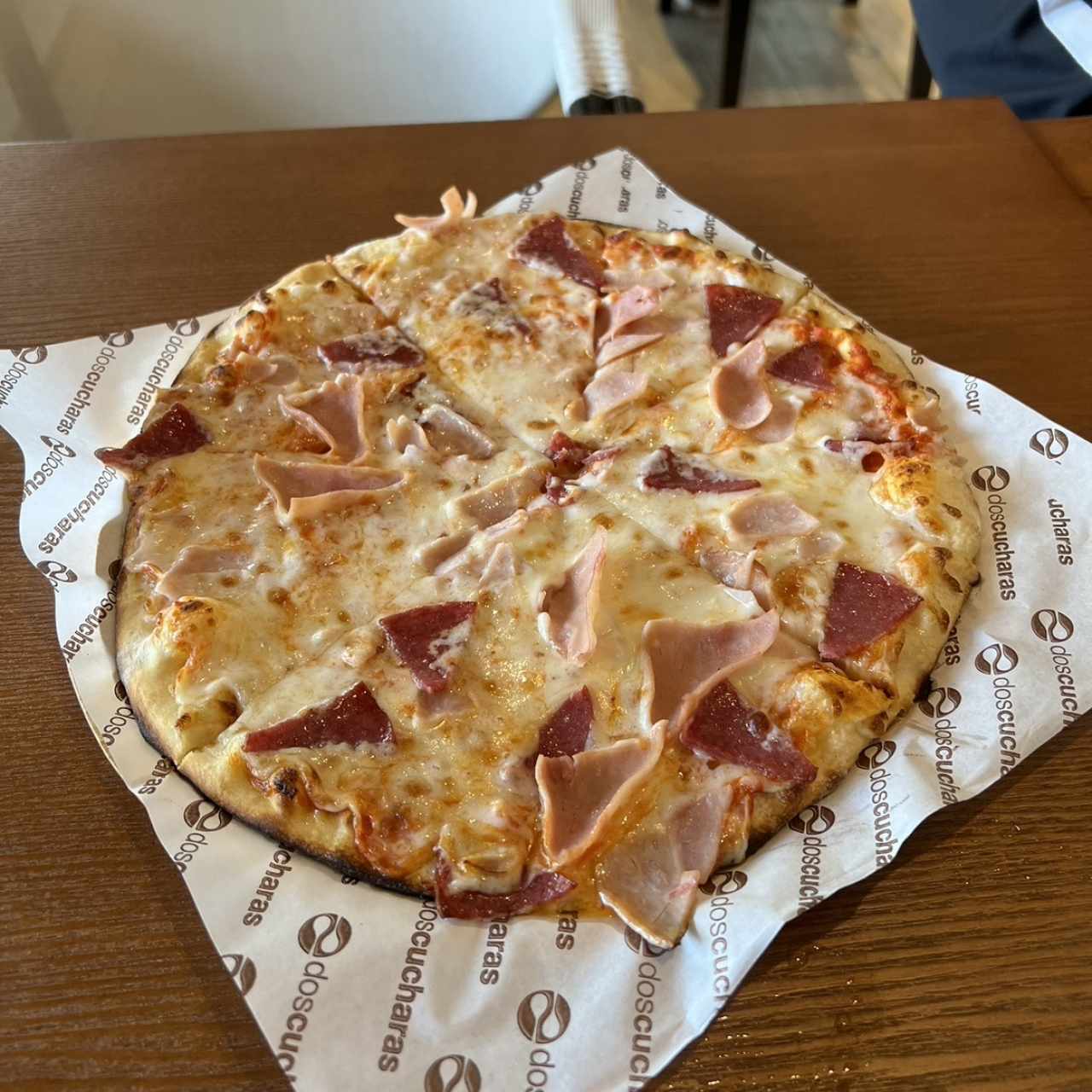 Pizza jamon con peperoni