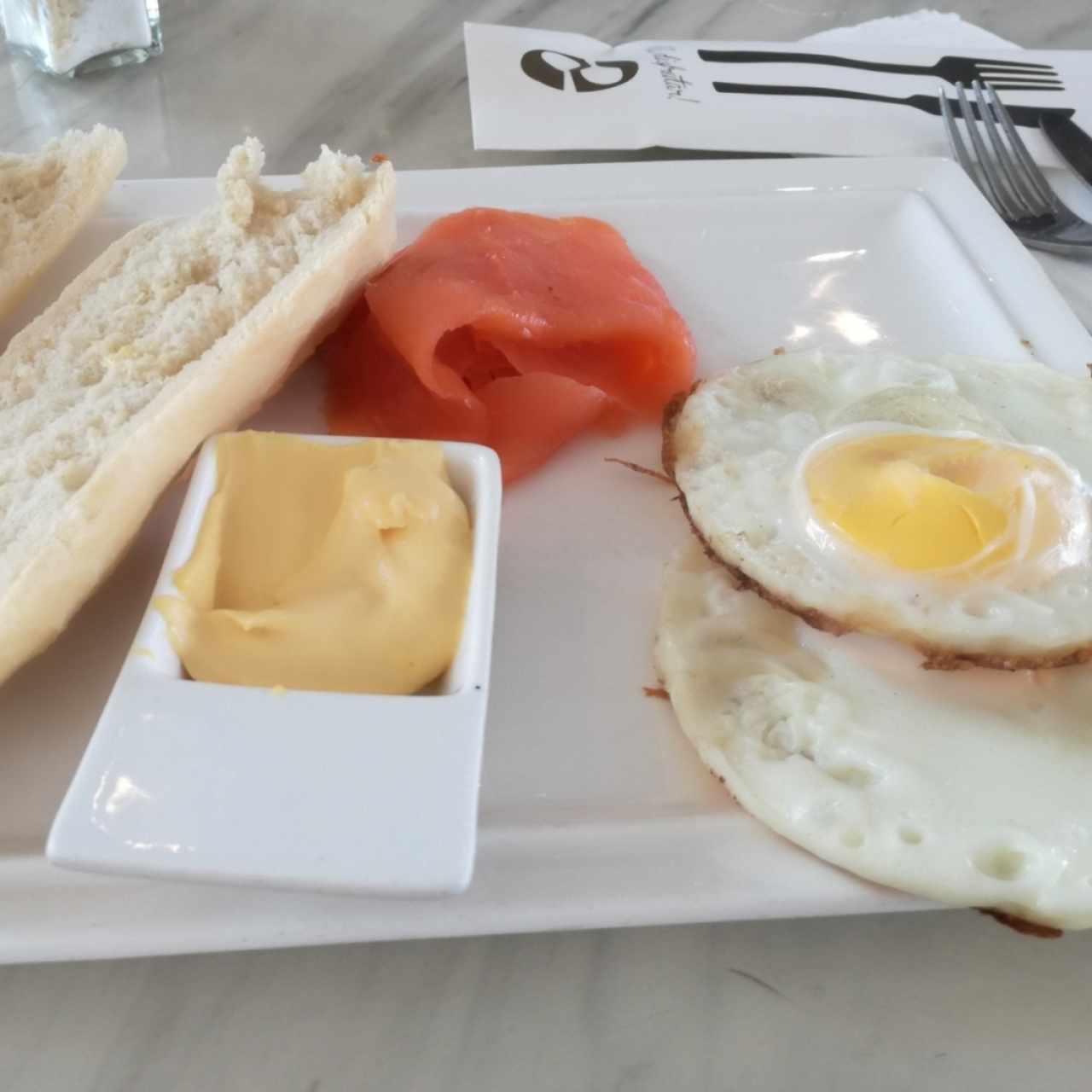 Huevos benedictos con salmón