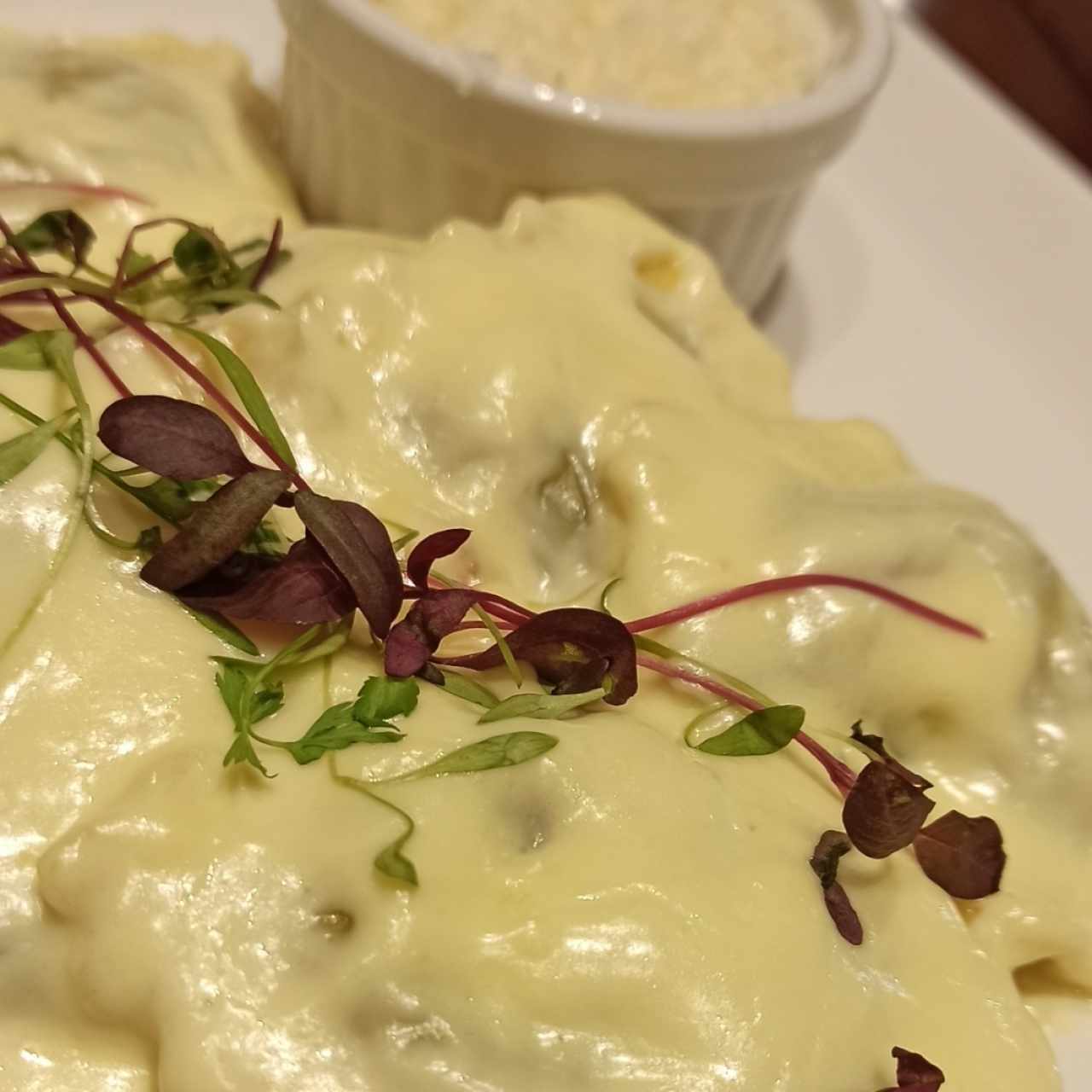 Ravioli de espinaca con ricotta en salsa Alfredo