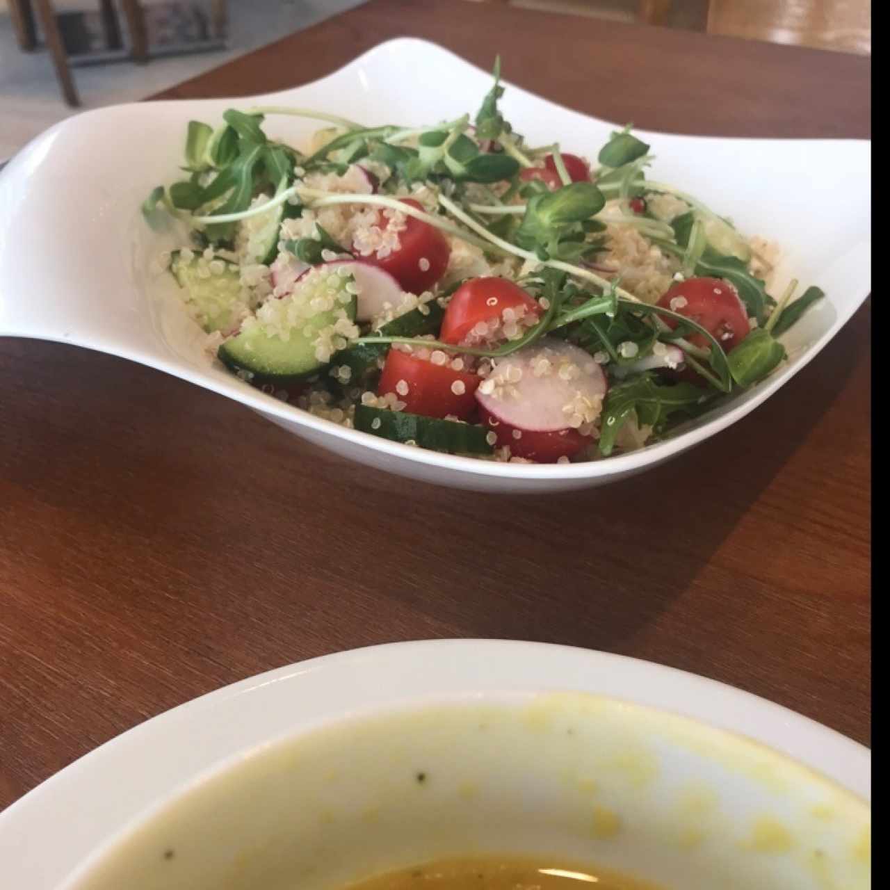 Ensalada de quinoa verde y sopa de alberjas.