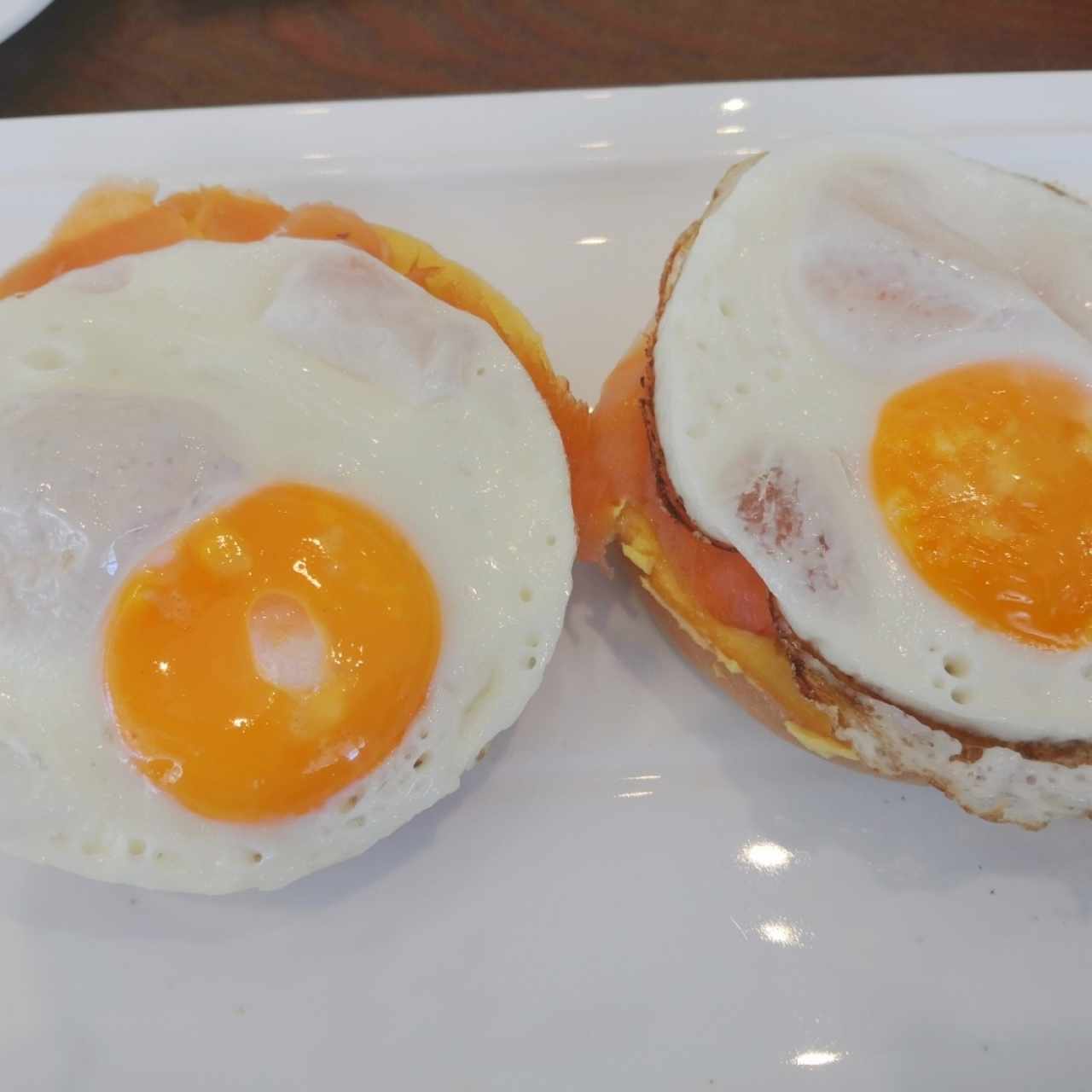 Huevos Poché con Salmon