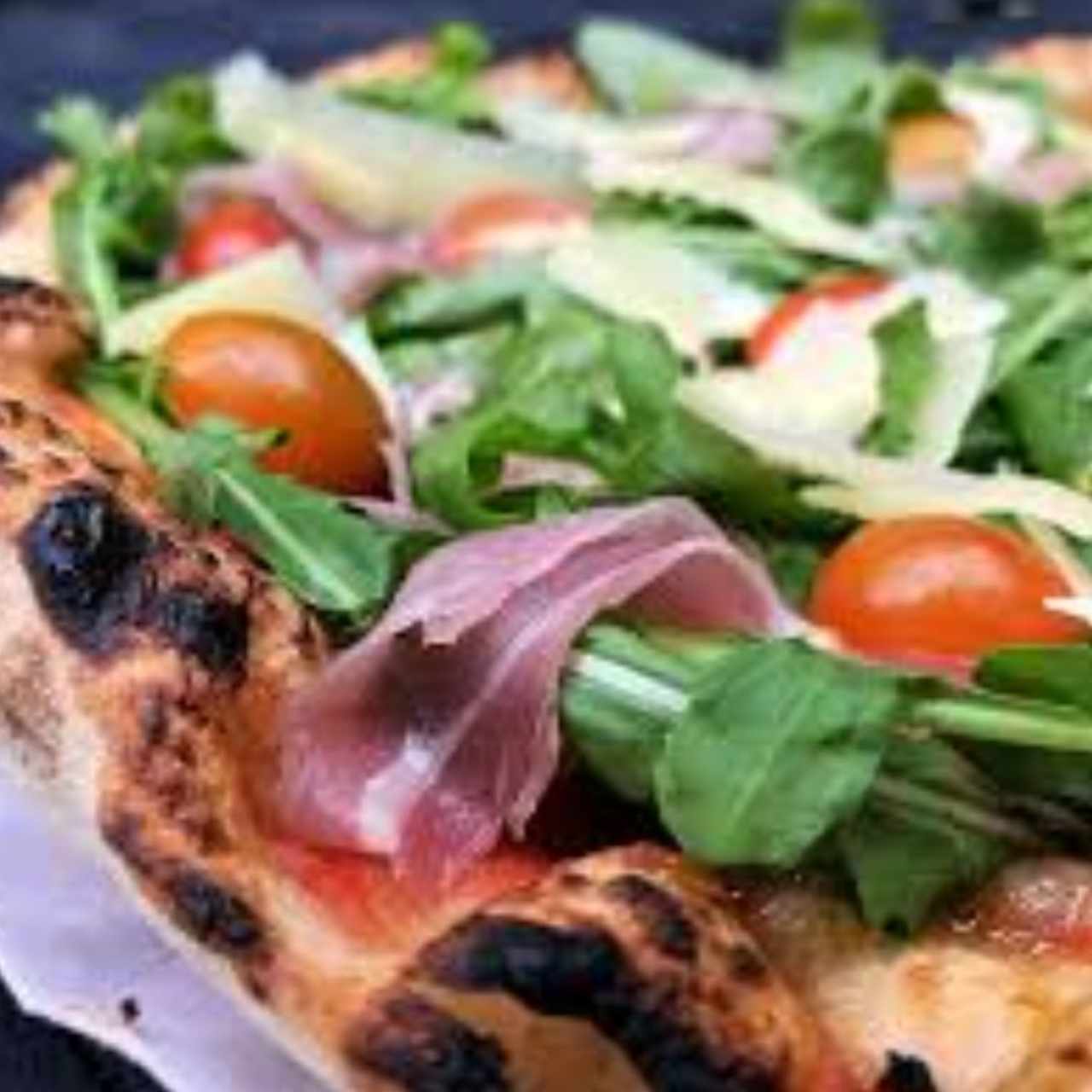 Pizza de Jamón com Arugula 