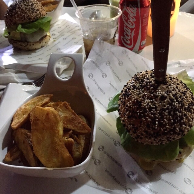 Hamburguesa de entraña con papas asadas