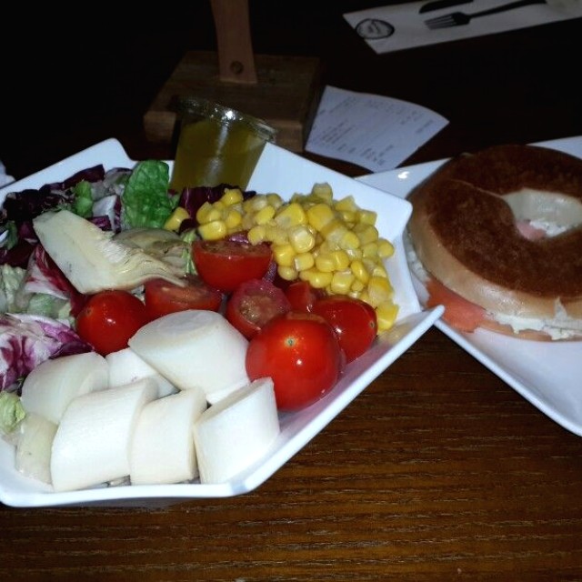 Ensalada Jardinera y Bagel de salmón con queso crema y alcachofas