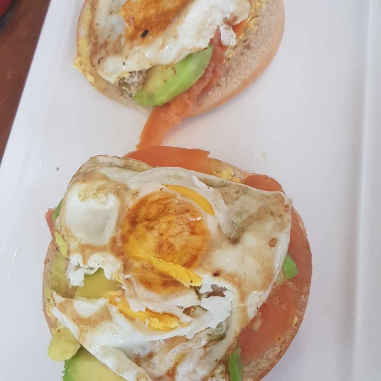 salmón Benedictinos con aguacate