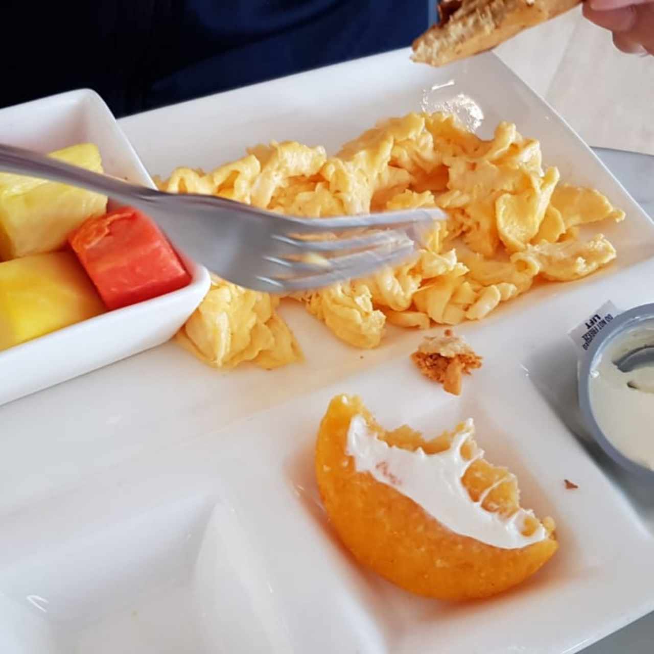 huevos revueltos con tortilla y ensalada de fruta