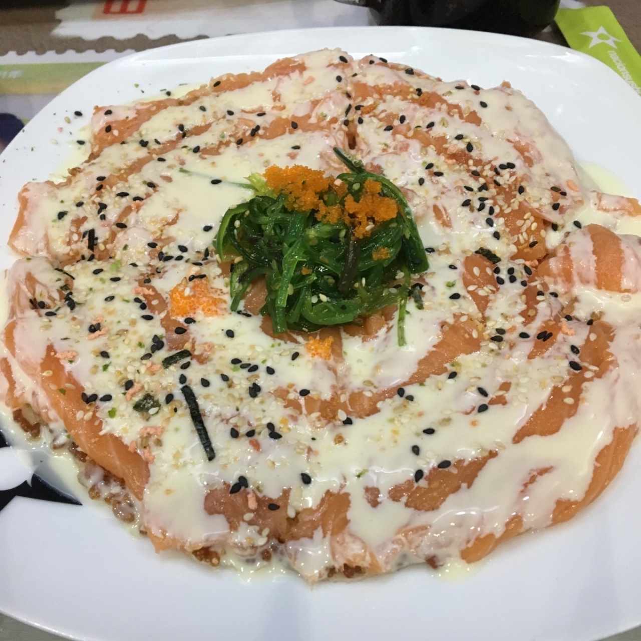 Sushi pizza de salmón