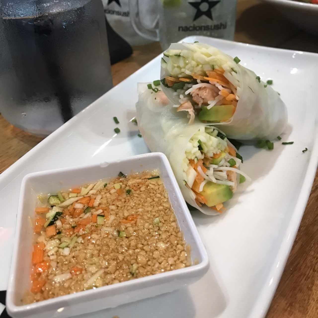 Rollitos de papel de arroz de salmón