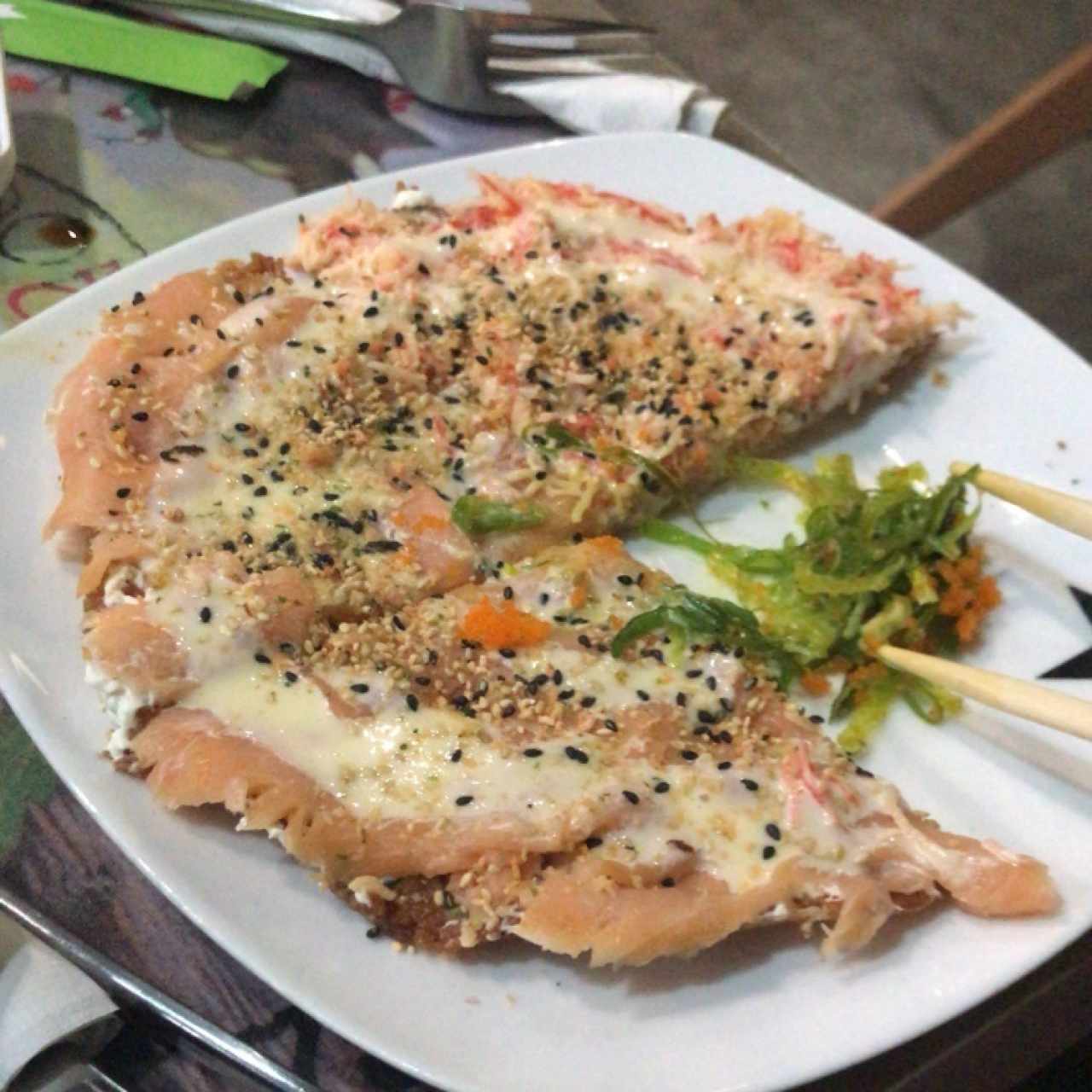 Sushi pizza de salmón