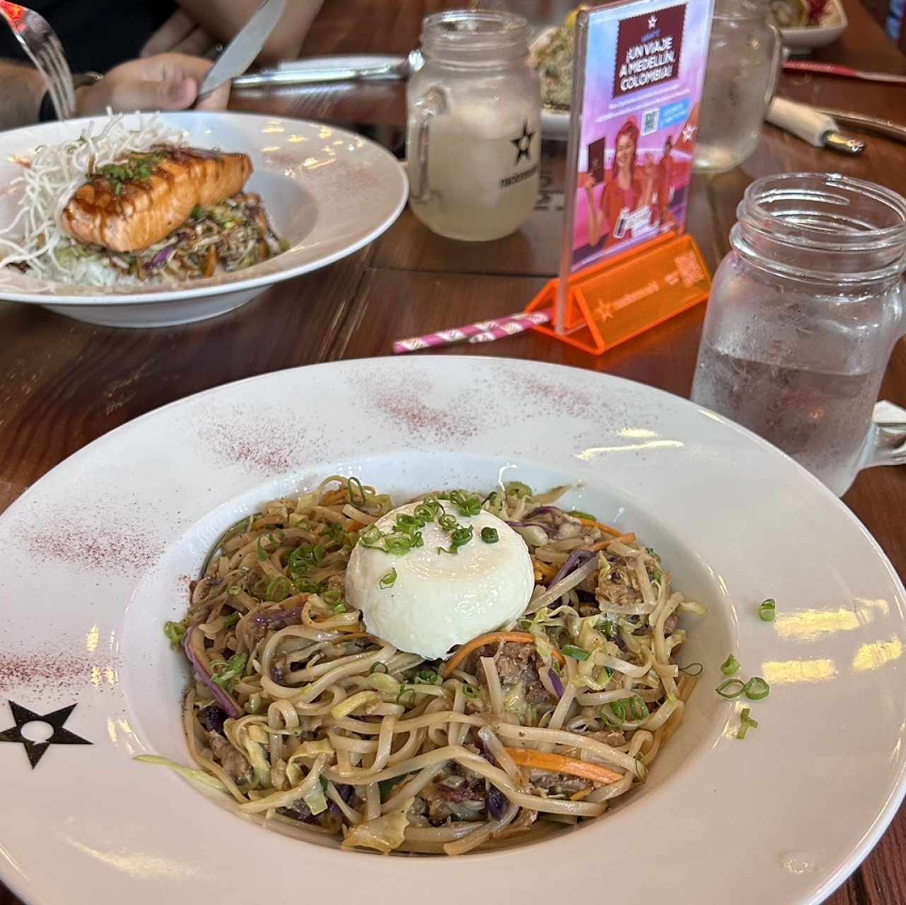 fideos con cerdo y huevo poché