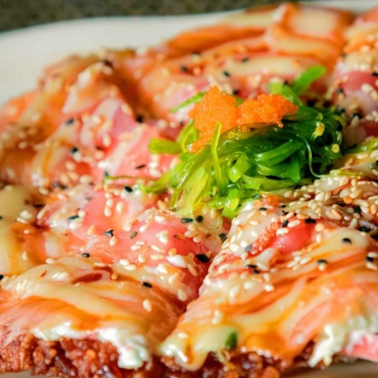 Sushi pizza de salmón