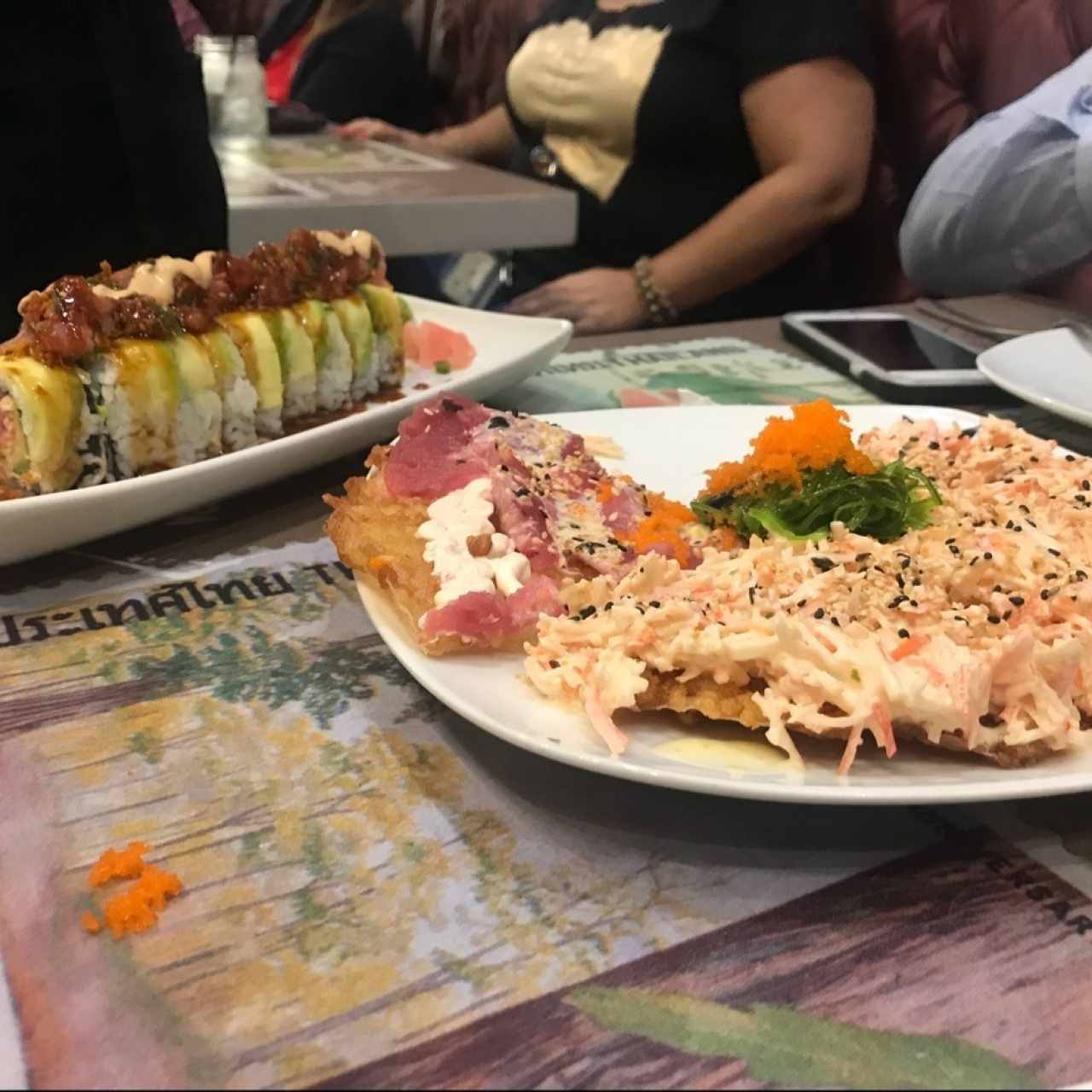 Poke roll acompañado de sushi pizza