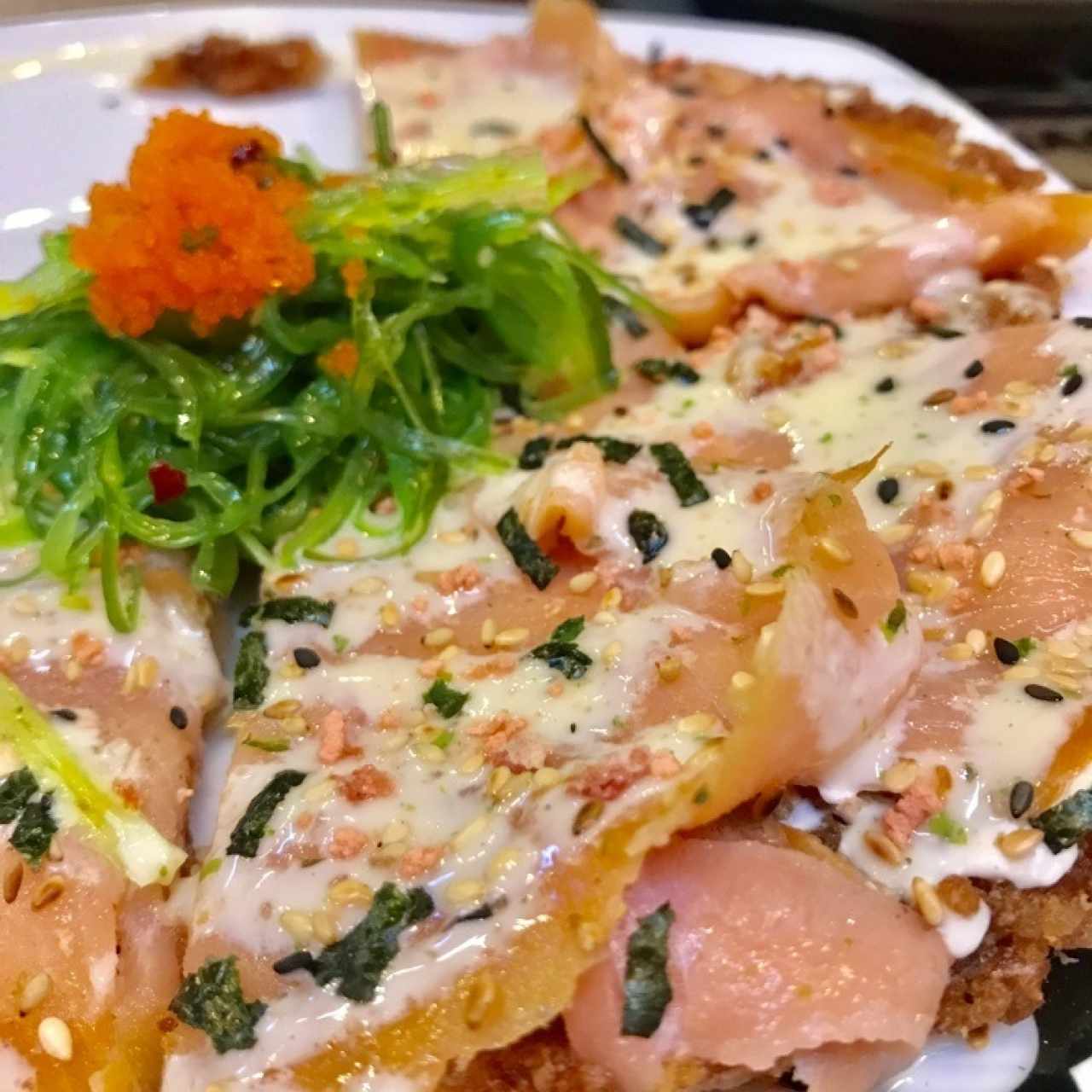 La sushi pizza de salmon