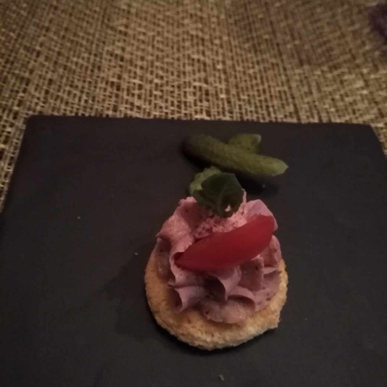 Paté hecho en casa con trufa, pepinillo y pan tostado