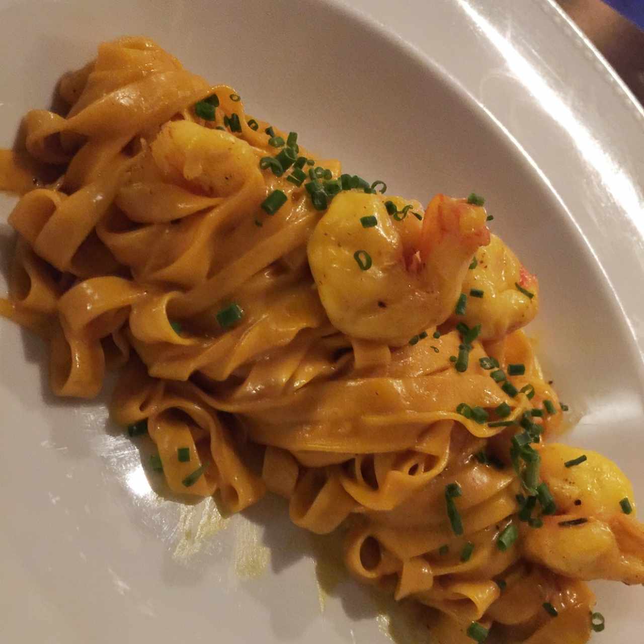 Pasta al azafrán con langostinos