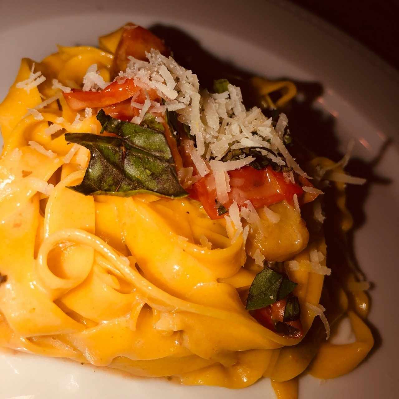 Pasta hecha en casa con tomate cherry, hongos y albahaca.