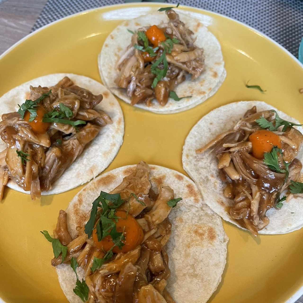 Mini Tacos de Cochinillo Asado, salsa bbq de maracuyá y brava