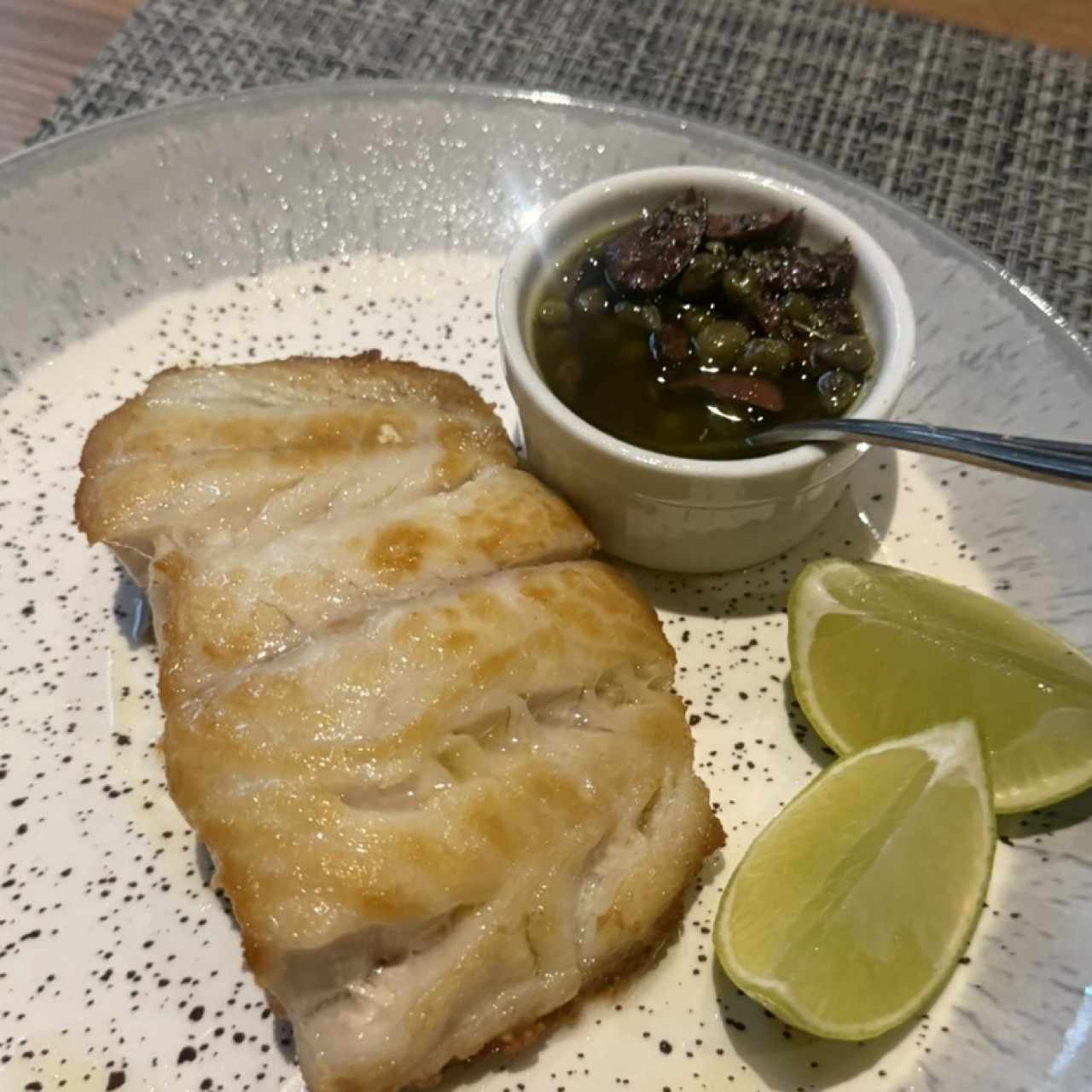 Pesca del día, salsa bilbaina /curry rojo y coco/mediterránea