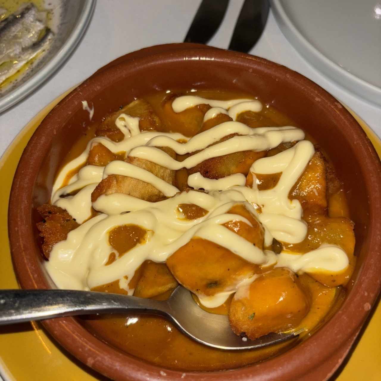 Papas Bravas, salsa brava perris, all i oli de ajo rostizado