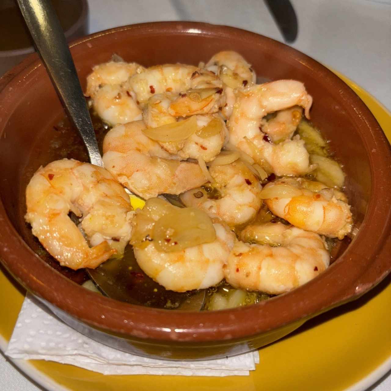 Camarones a la Bilbaina (ajo confitado, guindillas y aceite de oliva)