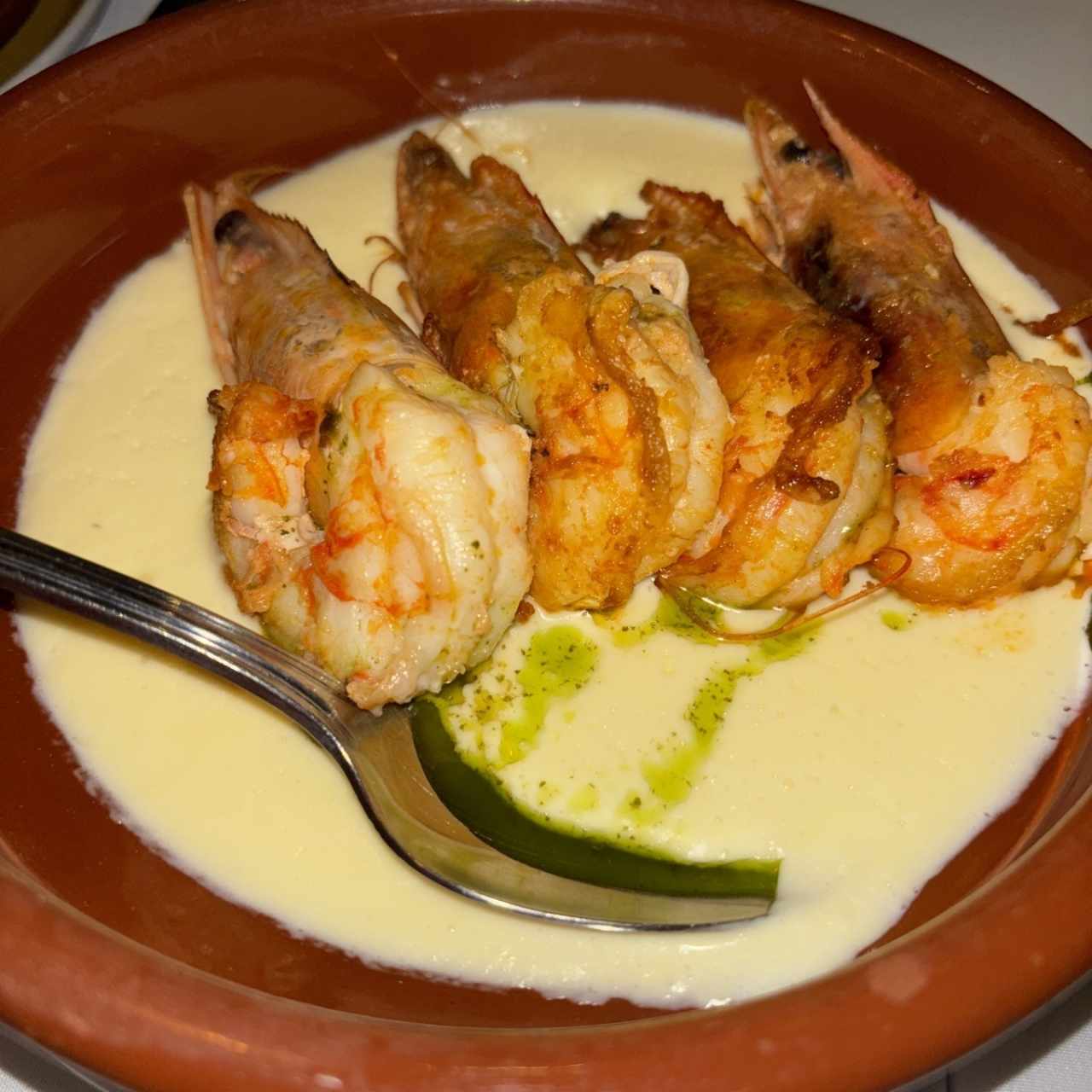 Langostinos, salsa manchego y jamón ibérico / salsa bilbaina