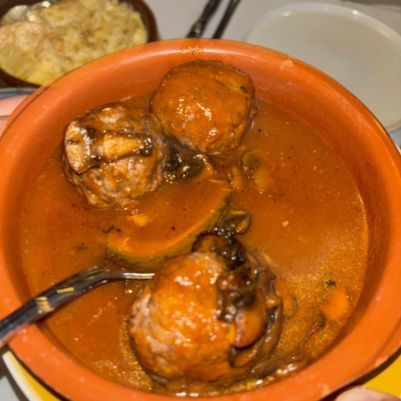 Albondigas de Rib Eye, salsa de vino tempranillo y hongos
